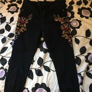 Cute & embroidered Jamie jeans from Topshop